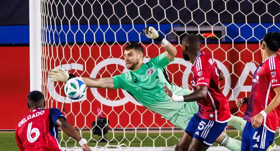 Maarten Paes Bantah Rumor Gabung Persib Bandung, Tegaskan Bertahan di FC Dallas