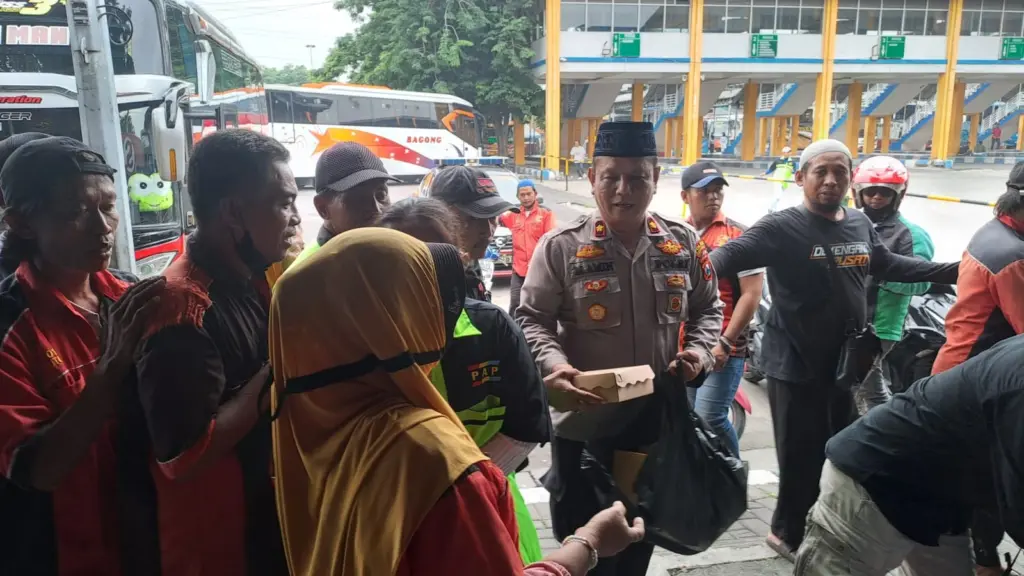 Polsek Waru Gelar Jumat Berkah Makan Bersama di Terminal Bungurasih Jelang Nataru 2025 Polsek Waru menggelar Jumat Berkah dengan makan bersama pedagang asongan, sopir bus, dan penumpang di Terminal Bungurasih sebagai upaya cooling system menjelang Natal dan Tahun Baru 2025, mempererat kedekatan Polri dan masyarakat demi terciptanya situasi kamtibmas yang aman dan kondusif.