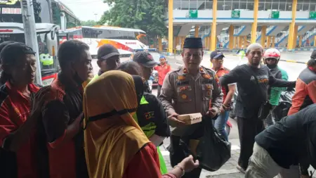 Polsek Waru menggelar Jumat Berkah dengan makan bersama pedagang asongan, sopir bus, dan penumpang di Terminal Bungurasih sebagai upaya cooling system menjelang Natal dan Tahun Baru 2025, mempererat kedekatan Polri dan masyarakat demi terciptanya situasi kamtibmas yang aman dan kondusif.