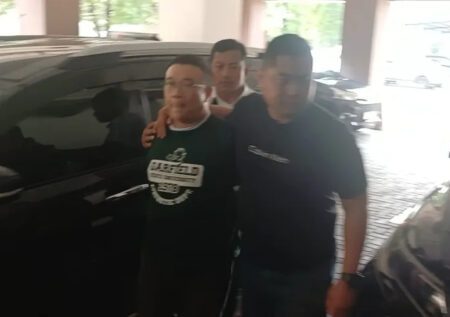 Samuel Ardi Kristanto digelandang penyidik Unit Renakta Direktorat Reserse Kriminal Umum (Ditreskrimum) Polda Jawa Timur untuk menjalani pemeriksaan