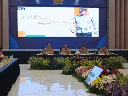 Kapolda Jatim Irjen Pol Nanang Avianto saat Konferensi Pers Akhir Tahun di Gedung Mahameru, Mapolda Jatim, Senin (29/12/2025).