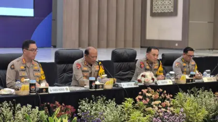 Kepala Kepolisian Daerah Jawa Timur Irjen Pol Nanang Avianto mengimbau masyarakat untuk merayakan pergantian Tahun Baru 2026 secara sederhana dan bijaksana.