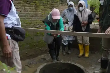 HAKLI Jawa Timur menyalurkan bantuan chlorine diffuser ke Pidie Jaya dan Sumatera Barat untuk menjaga kualitas air bersih pascabanjir (foto: Dok Kominfo Jatim)