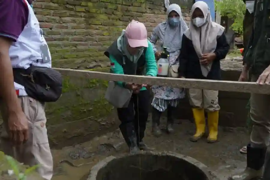 HAKLI Jawa Timur menyalurkan bantuan chlorine diffuser ke Pidie Jaya dan Sumatera Barat untuk menjaga kualitas air bersih pascabanjir (foto: Dok Kominfo Jatim)