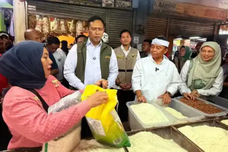 Jelang Tahun Baru 2026: BULOG dan Pemprov Jabar Sidak Harga Sembako, Stok Beras Dipastikan Aman BULOG bersama Pemprov dan Polda Jabar melakukan sidak harga pangan jelang Tahun Baru 2026 untuk memastikan sembako stabil dan stok beras aman.