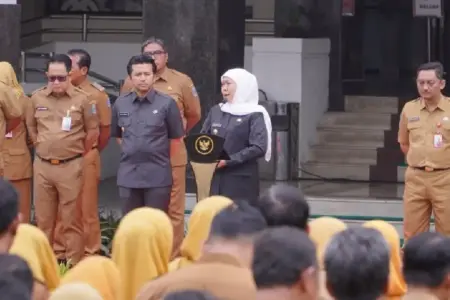 Gubernur Khofifah menegaskan Jawa Timur tetap terdepan secara nasional dan meminta OPD menjaga kinerja, efisiensi anggaran, serta pelayanan publik jelang 2026.