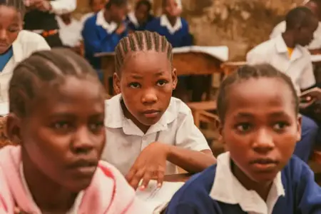 Program UNICEF yang didukung Education Cannot Wait membantu anak-anak terdampak banjir di Kenya kembali bersekolah dan memperkuat ketahanan sekolah (foto: Dok UNICEF Kenya/Paul Kidero)