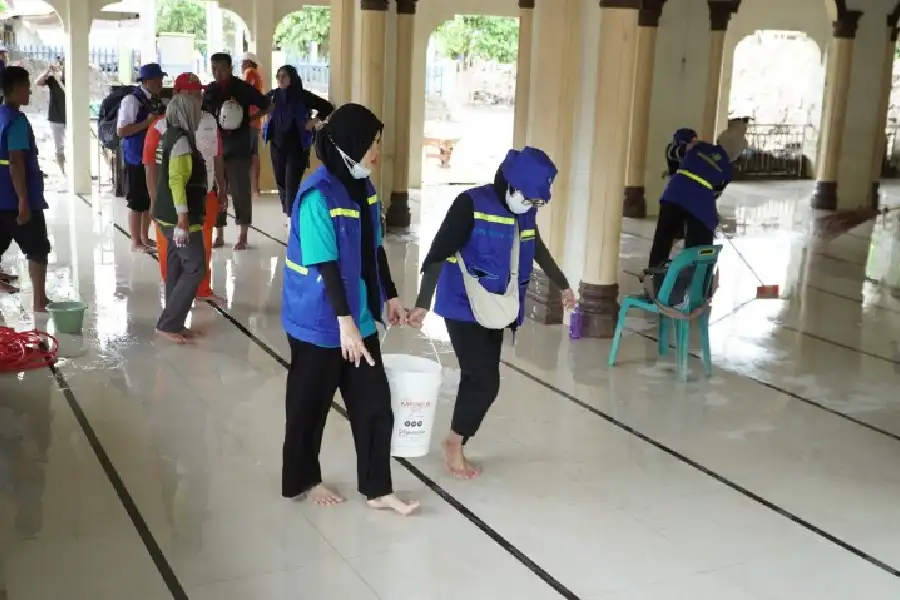 EMT 4 Jawa Timur membersihkan Mushola Meunasah Beurawang pascabanjir di Pidie Jaya serta menangani persoalan sanitasi demi mencegah krisis kesehatan.