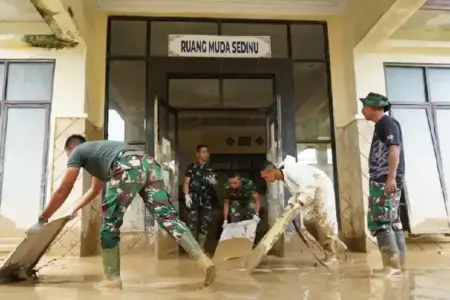 TNI mengerahkan 100 prajurit Yonif TP 853/BRB untuk mempercepat pemulihan RSUD Aceh Tamiang pascabanjir dan longsor demi normalisasi layanan kesehatan.