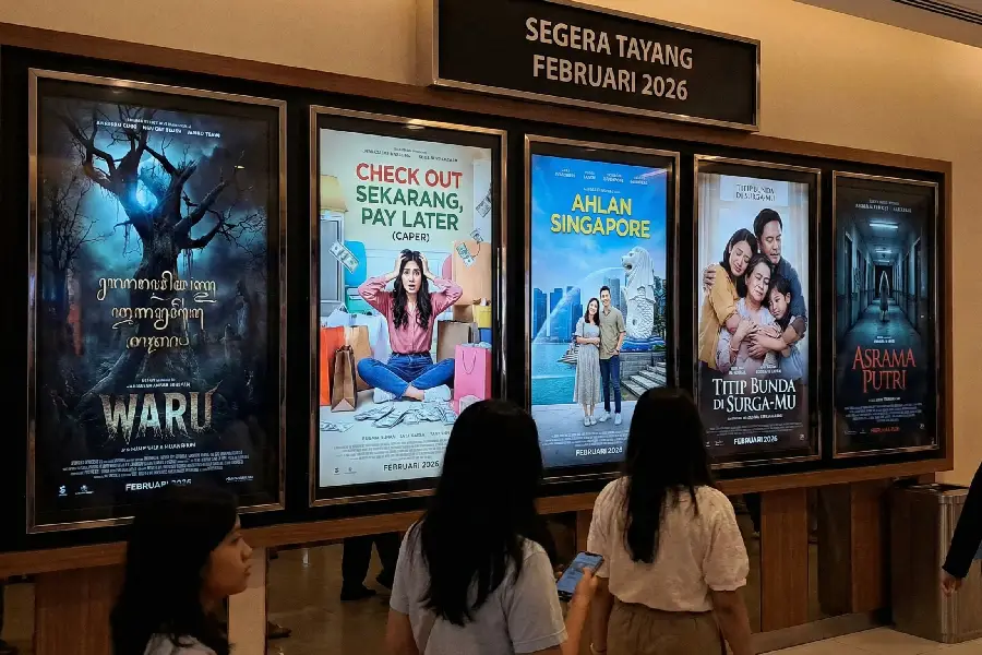 Rekomendasi Film Indonesia Februari 2026: Dari Teror ‘Paylater’ hingga Mistik Jawa Suasana Bioskop dengan sederet poster film yang akan tayang pada Bulan Februari 2026 (foto ilustrasi AI)
