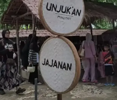 Pasar Ahad Legi Sendang Djuwur Lamongan, Wisata Kuliner Tradisional dengan Koin Kayu