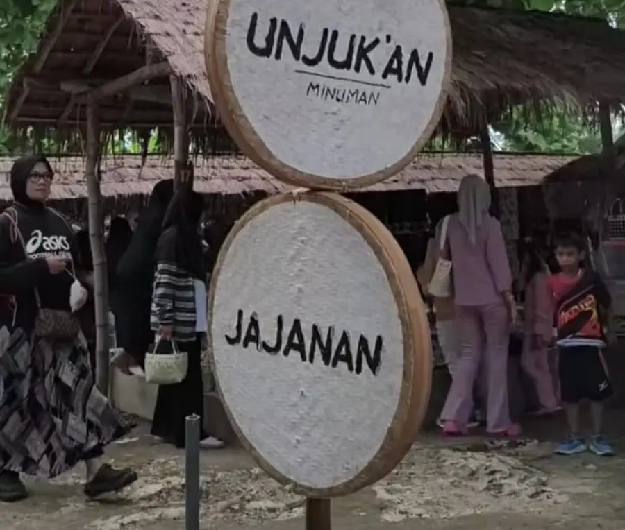 Pasar Ahad Legi Sendang Djuwur Lamongan, Wisata Kuliner Tradisional dengan Koin Kayu