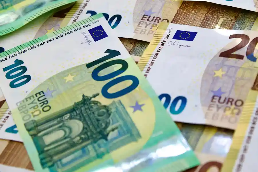 Ilustrasi uang Euro (foto: Stock Birken/unsplash)