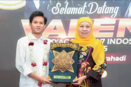 Gubernur Khofifah menyambut Valen juara D’Academy 7 di Grahadi. Pesan keseimbangan karier, pendidikan, dan nilai kesantunan Jawa Timur.