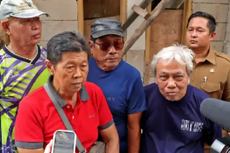 Warga Jalan Kepatihan 7, RT 06, RW 02, Kecamatan Bubutan, Surabaya, saat memberikan klarifikasi