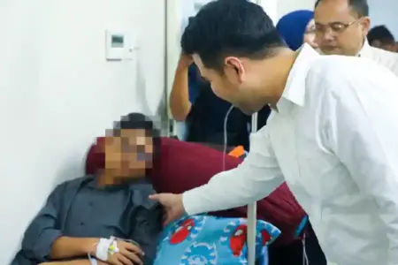 Wagub Jatim Emil Dardak memastikan 261 penerima manfaat MBG terdampak dugaan keracunan di Mojokerto mendapat penanganan medis optimal.