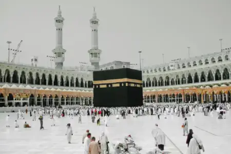 Ka'bah di Mekah (foto: Sam Riz, unsplash)