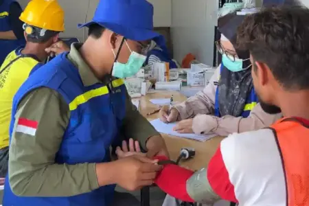 Relawan Tenaga Cadangan Kesehatan Kemenkes RI memberikan layanan kesehatan gratis bagi warga dan pekerja di hunian sementara pascabencana.