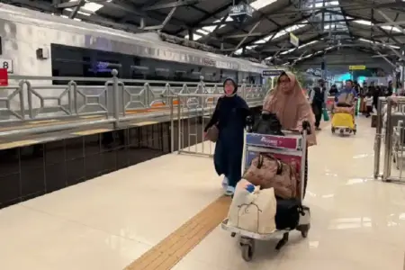 Ilustrasi pengguna layanan Kereta Api Indonesia