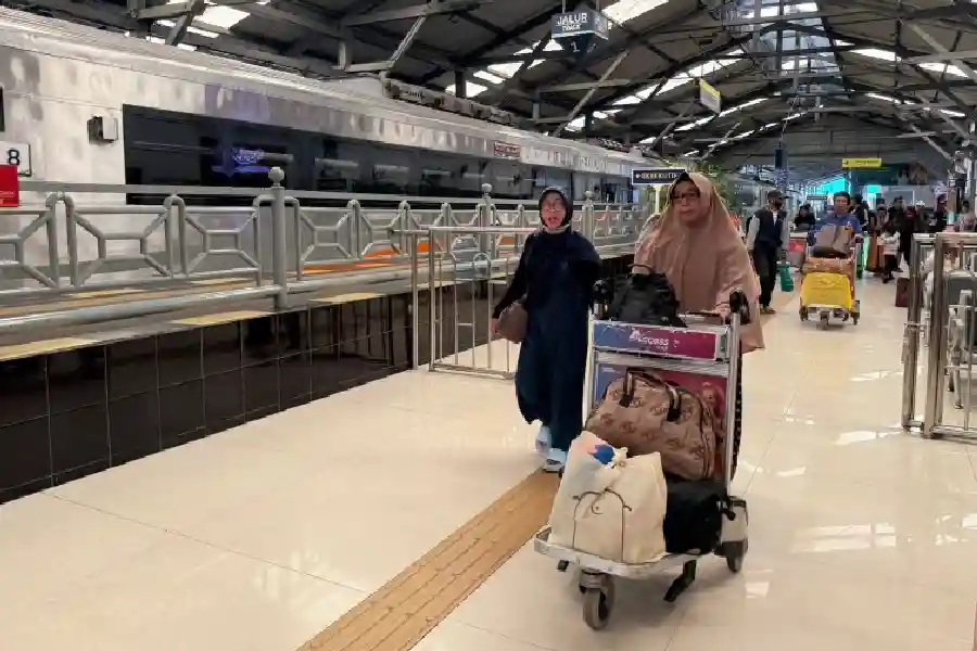 Ilustrasi pengguna layanan Kereta Api Indonesia