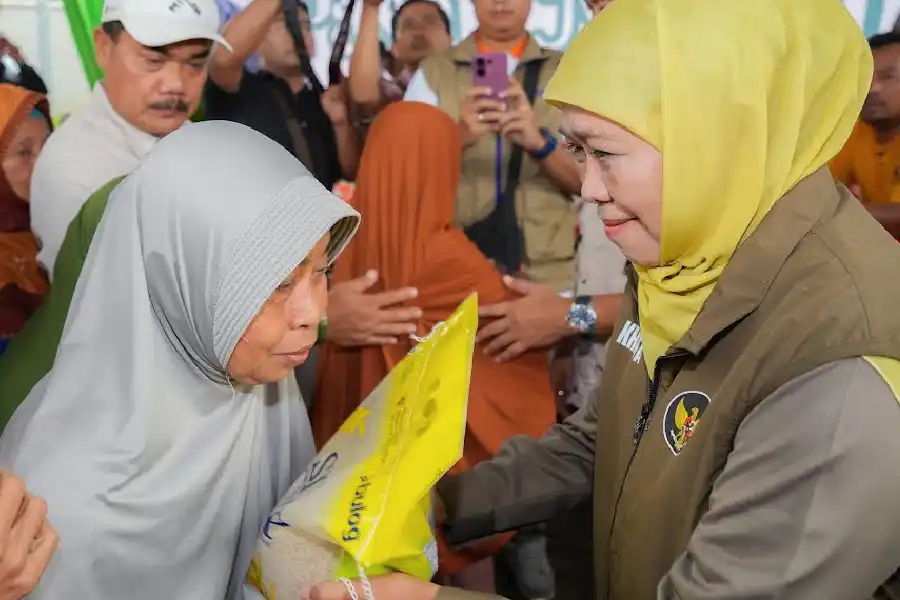 Pemprov Jatim Gelar Pasar Murah di Lamongan, Jaga Stabilitas Harga Jelang Ramadan Gubernur Jawa Timur Khofifah Indar Parawansa kembali menggelar pasar murah di Lamongan untuk menjaga stabilitas harga bahan pokok dan daya beli masyarakat.
