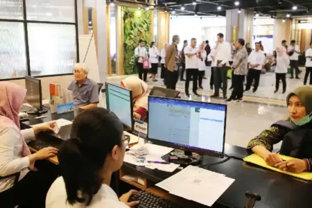 Optimalisasi aplikasi Klampid New Generation membuat jumlah pemohon adminduk di MPP Siola Surabaya menurun drastis.