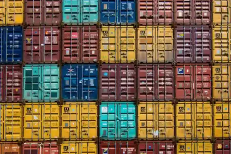 IPC Systems Resmi Jadi Distributor Global Eksklusif Solusi FPGA Vsense untuk Infrastruktur Perdagangan Berkecepatan Tinggi Container ekspor impor peti kemas