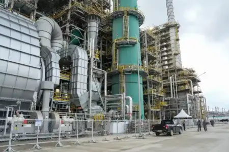 SIG memasok 115.609 ton semen untuk RDMP Balikpapan, proyek kilang terbesar Indonesia yang memperkuat ketahanan energi nasional.