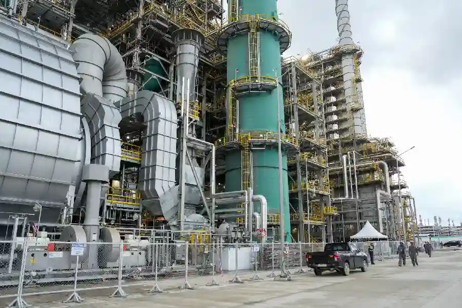 SIG memasok 115.609 ton semen untuk RDMP Balikpapan, proyek kilang terbesar Indonesia yang memperkuat ketahanan energi nasional.