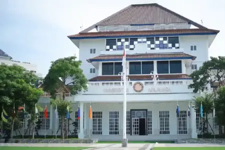 Calon Mahasiswa Baru Wajib Tahu, Ini Ragam Kegiatan dan Beasiswa Pendidikan di Unair Gedung Rektorat Universitas Airlangga Surabaya