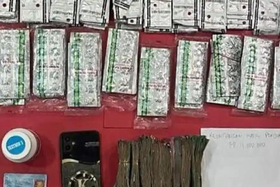 Polisi Bongkar Peredaran Obat Terlarang Berkedok Toko Plastik di Jaksel, Ribuan Pil Disita Barang bukti obat terlarang yang ditemukan di tempat berkedok toko plastik di Jakarta Selatan