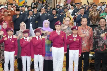Gubernur Khofifah membuka Bimtek Sekolah Rakyat se-Jatim dan menegaskan SR menjadi strategi efektif memutus mata rantai kemiskinan melalui pendidikan berasrama.