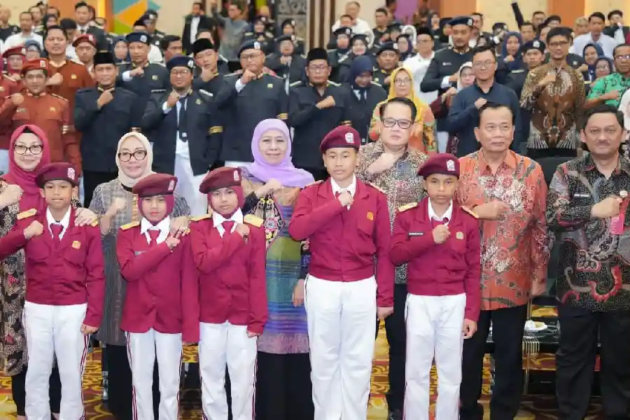 Gubernur Khofifah Buka Bimtek Sekolah Rakyat se-Jatim, Optimistis Putus Mata Rantai Kemiskinan Gubernur Khofifah membuka Bimtek Sekolah Rakyat se-Jatim dan menegaskan SR menjadi strategi efektif memutus mata rantai kemiskinan melalui pendidikan berasrama.