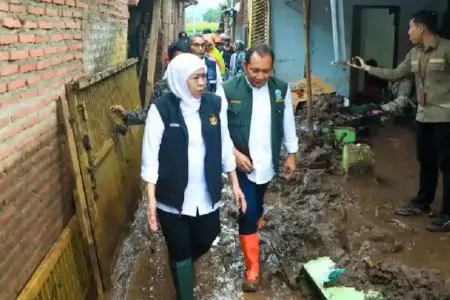 Gubernur Khofifah turun langsung ke Situbondo, pastikan penanganan banjir cepat dan terpadu melalui pengerukan sungai, bronjong, dan bantuan warga.