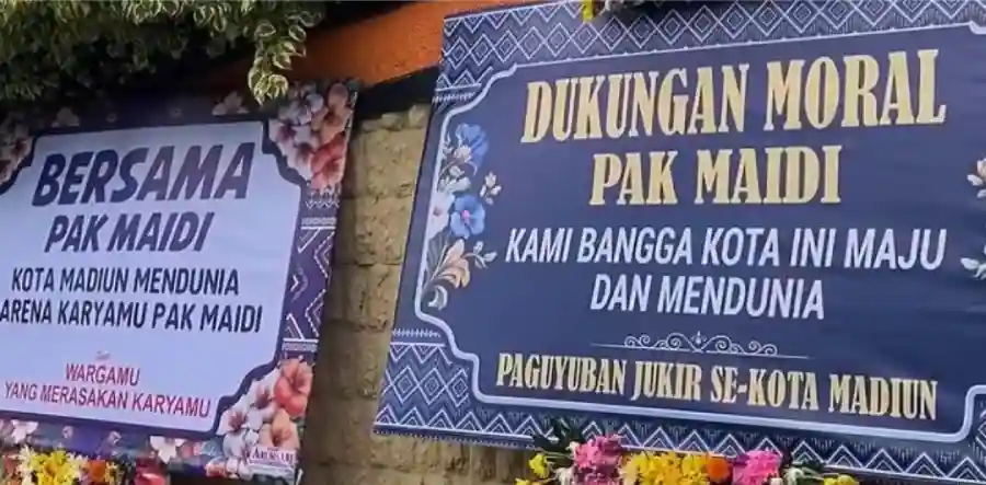 Karangan Bunga Dukungan untuk Maidi Penuhi Kawasan PSC Madiun