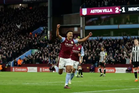 Aston Villa sukses mengamankan tiket ke putaran kelima Piala FA setelah menumbangkan sesama wakil Premier League, Newcastle United, dengan skor tipis 2-1, Sabtu (14/2/2026).