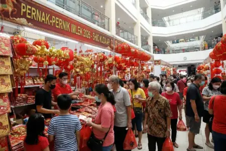 Jelang Imlek 2026, Perburu Pernak-Pernik ‘Kuda Api’ Padati Pasar Atom Surabaya Pasar Atom, sebagai pusat perbelanjaan legendaris di Surabaya Utara, kembali dipadati ribuan pengunjung yang berburu pernak-pernik khas Imlek.