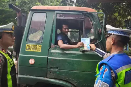 Direktorat Lalu Lintas (Ditlantas) Kepolisian Daerah Jawa Timur (Polda Jatim) melalui Unit Patroli Jalan Raya (PJR) mengambil langkah tegas. Bersama petugas Jasa Marga, Sat PJR Jatim II menggelar patroli dan penertiban maraton di ruas Tol Surabaya–Gempol pada Kamis (19/2/2026).