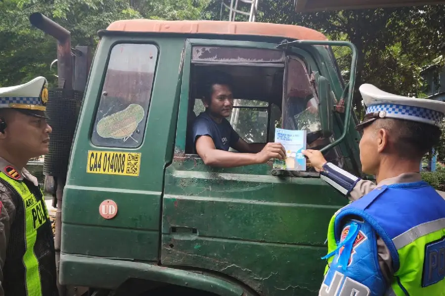 Direktorat Lalu Lintas (Ditlantas) Kepolisian Daerah Jawa Timur (Polda Jatim) melalui Unit Patroli Jalan Raya (PJR) mengambil langkah tegas. Bersama petugas Jasa Marga, Sat PJR Jatim II menggelar patroli dan penertiban maraton di ruas Tol Surabaya–Gempol pada Kamis (19/2/2026).