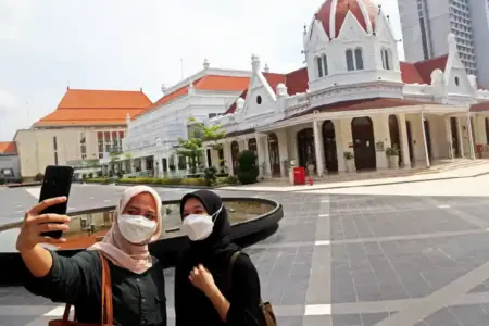 Dua remaja mengabadikan momen di Balai Pemuda Surabaya