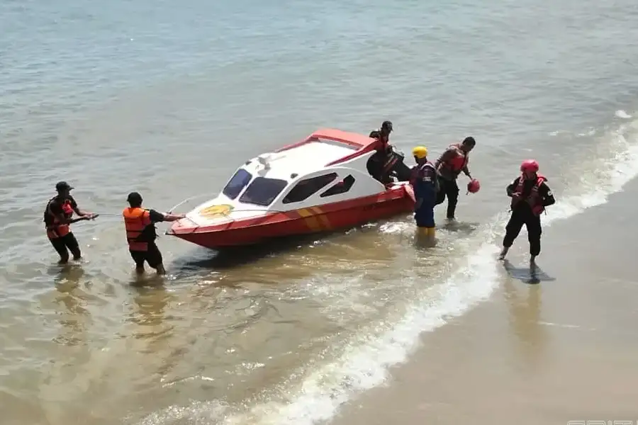 Hari Ketiga Pencarian Korban Tenggelam di Pantai Seraya, Brimob Kaltim Perluas Area Operasi Tim SAR gabungan melanjutkan hari ketiga pencarian korban tenggelam di Pantai Seraya, Balikpapan, dengan memperluas radius operasi laut.