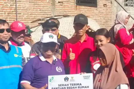PMI Kabupaten Blitar bersama Laskar Peduli Kasih dan Baznas melakukan bedah rumah warga terdampak bencana di Desa Bacem, Ponggok.