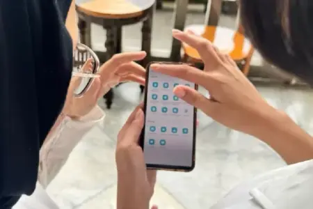 Ilustrasi pengguna layanan PLN Mobile