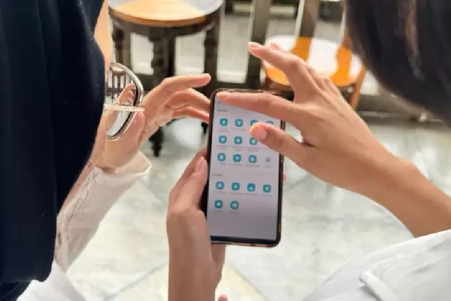 Promo PLN Mobile: Bayar Listrik Lebih Hemat dengan Diskon ShopeePay dan SPayLater Ilustrasi pengguna layanan PLN Mobile