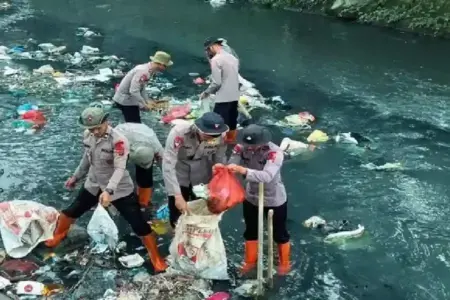 Puluhan personel Brimob Polda Sumut membersihkan sungai di Medan Tembung untuk mencegah banjir dan menjaga kelestarian lingkungan sekitar.