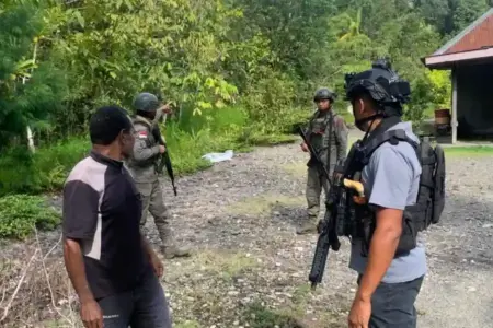 Satgas Operasi Damai Cartenz 2026 amankan senjata api rakitan di Dekai, Yahukimo. Respons cepat cegah potensi gangguan kamtibmas.