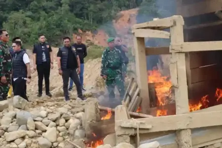 Polda Aceh Tertibkan Tambang Emas Ilegal di Geumpang Pidie, Alat dan BBM Diamankan Polda Aceh dan Polres Pidie tertibkan tambang emas ilegal di Geumpang. Alat ayakan dimusnahkan, BBM diamankan.