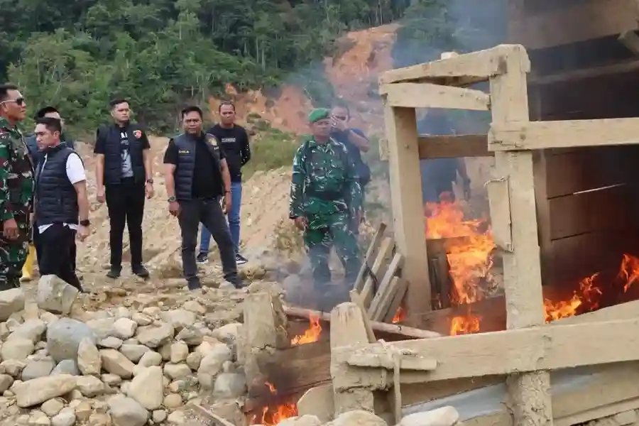 Polda Aceh Tertibkan Tambang Emas Ilegal di Geumpang Pidie, Alat dan BBM Diamankan Polda Aceh dan Polres Pidie tertibkan tambang emas ilegal di Geumpang. Alat ayakan dimusnahkan, BBM diamankan.