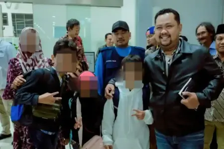 Tiga anak Pekerja Migran Indonesia asal Gresik dipulangkan ke tanah air dengan pendampingan penuh Pemkab Gresik dan Bupati Fandi Akhmad Yani.