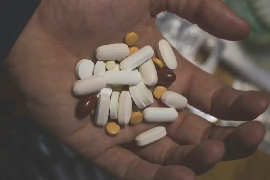 Polisi Amankan Penjual Tramadol Ilegal di Stasiun Citayam, Sita Puluhan Butir Obat Keras Ilustrasi obat-obatan terlarang (foto: Isaac Quesada/unsplash)